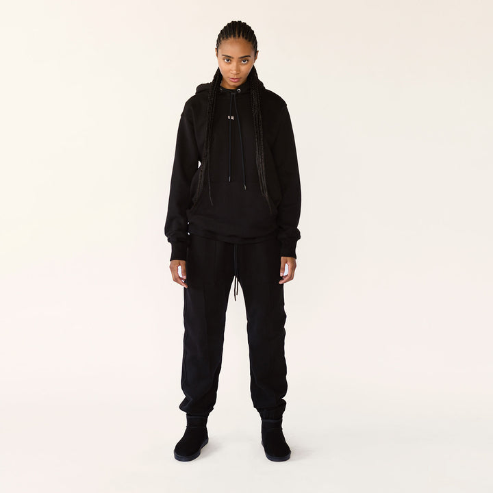 Sudadera negra con capucha